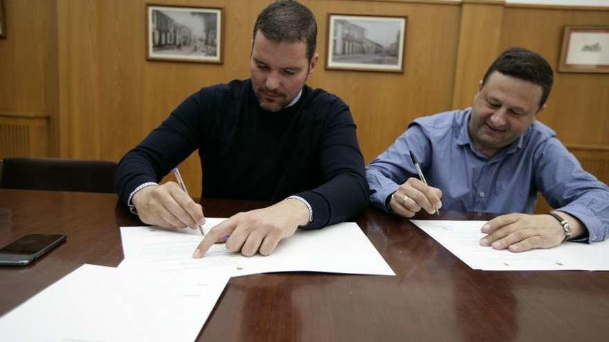 López Campos y Manuel Campos en la firma del convenio para usar las pistas de Cuntis. // Bernabé/Cris M.V.