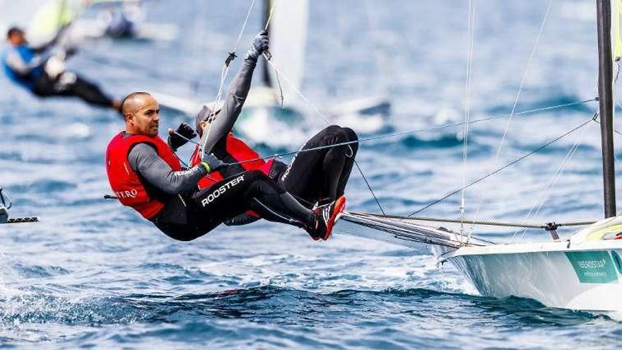 Los hermanos Alonso, durante la regata.