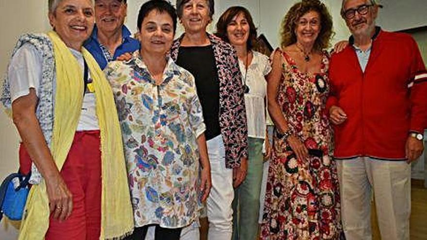 Els protagonistes de l&#039;exposició amb l&#039;artista Gustau Vidal, el primer per la dreta, a la sala Verdaguer7