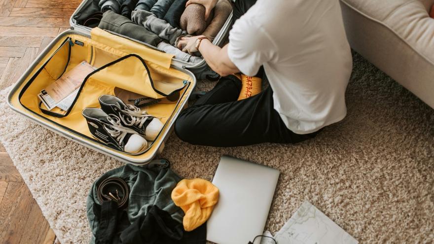 Así es el truco de los zapatos en la maleta: cada vez lo hace más gente para viajar