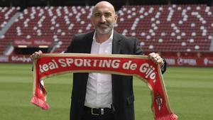 Abelardo Fernández, destituido este domingo como entrenador del Sporting de Gijón, en una foto de archivo. EFE/Eloy Alonso