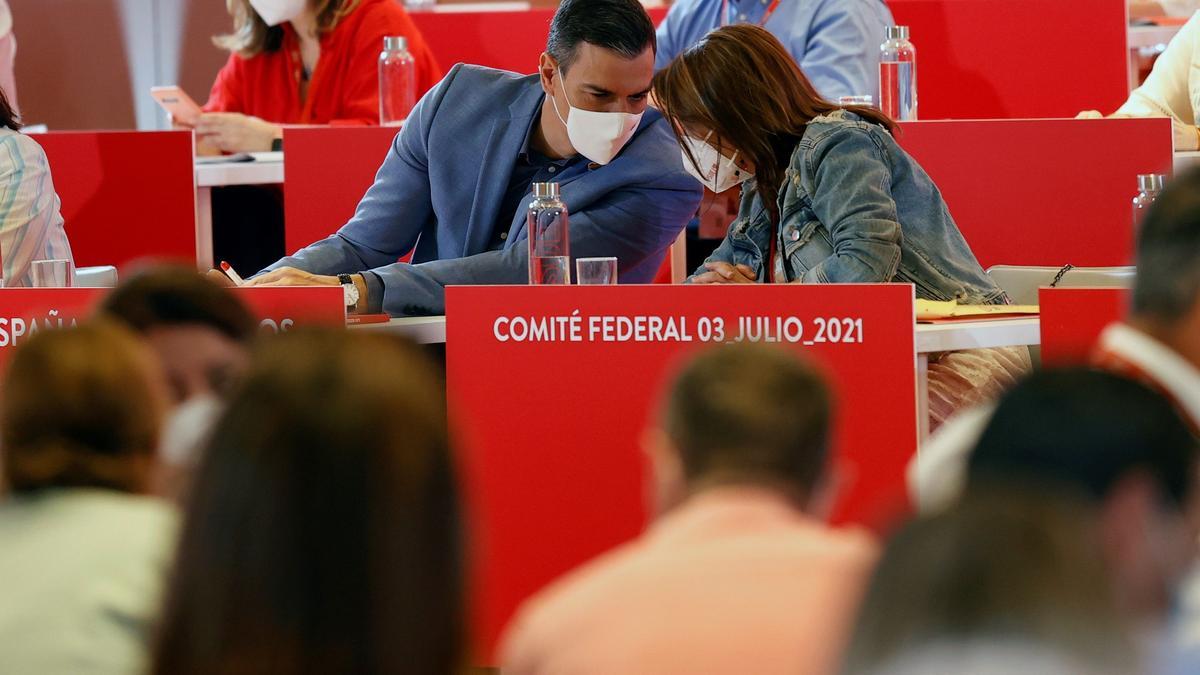 El presidente del Gobierno, Pedro Sánchez, conversa con la vicesecretaria general del PSOE, Adriana Lastra, durante el comité federal del pasado 3 de julio de 2021 en Madrid.