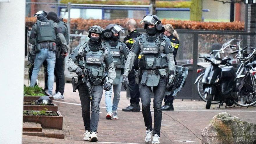 Un detingut després de retenir diverses persones en una cafeteria en una ciutat dels Països Baixos