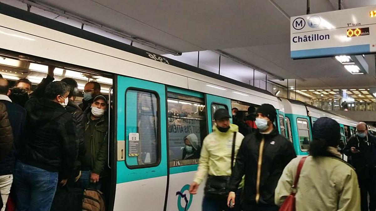 Metro parisino abarrotado en la parada de Châtillon el martes a las 16.00 horas con gente con la mascarilla mal colocada. 