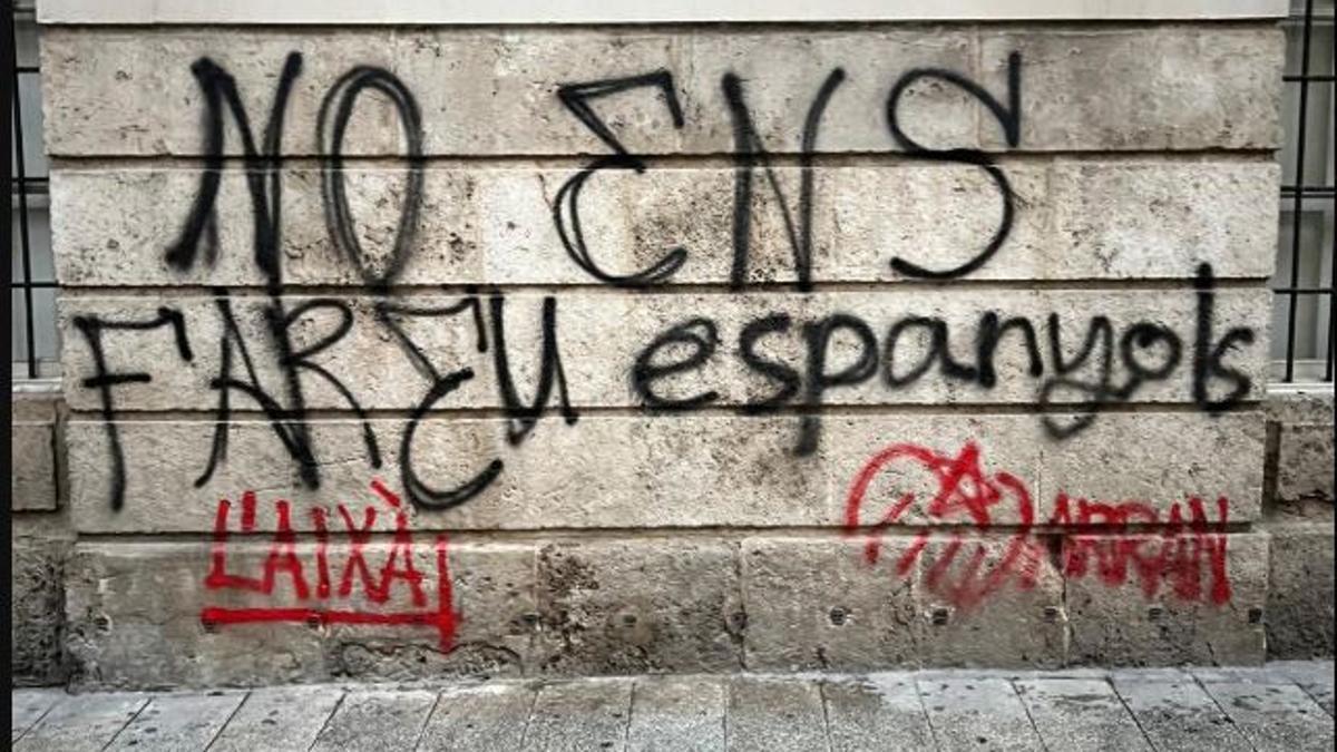 Pintadas independentistas en la sede de Lo Rat Penat