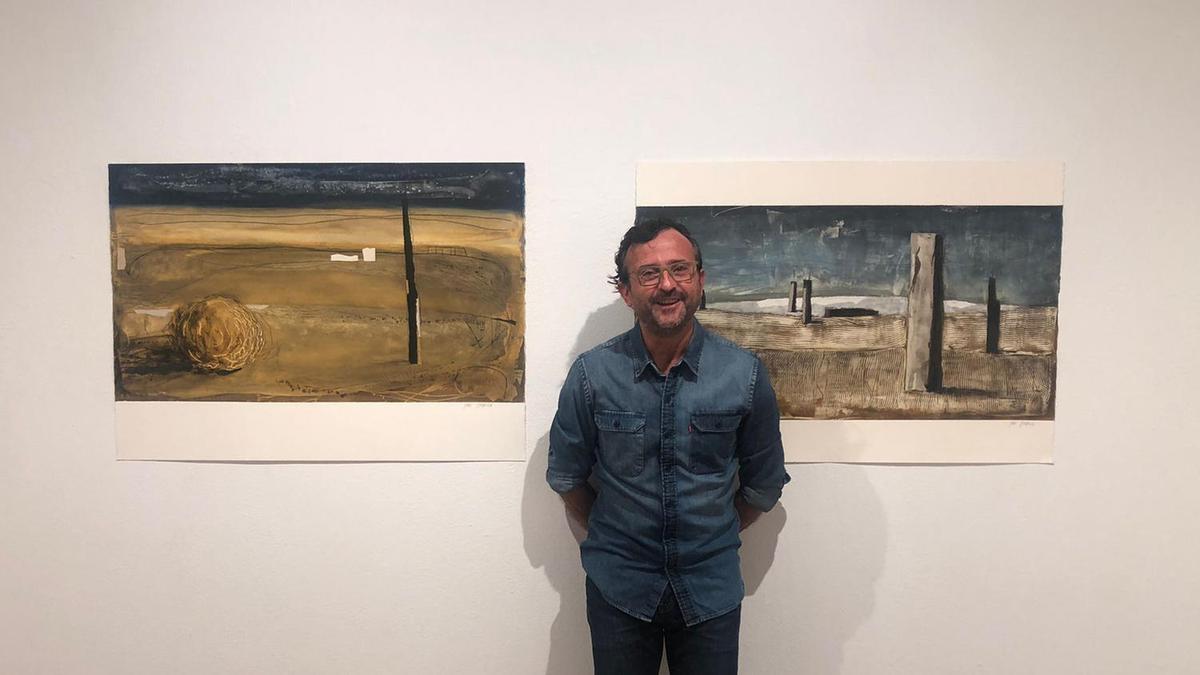 El manresà Jordi Sodlevila amb dues de les obres de la mostra