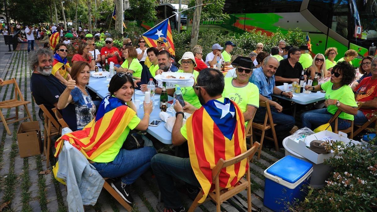 Los participantes cogen fuerzas comiendo en una terraza del passeig de St. Joan.