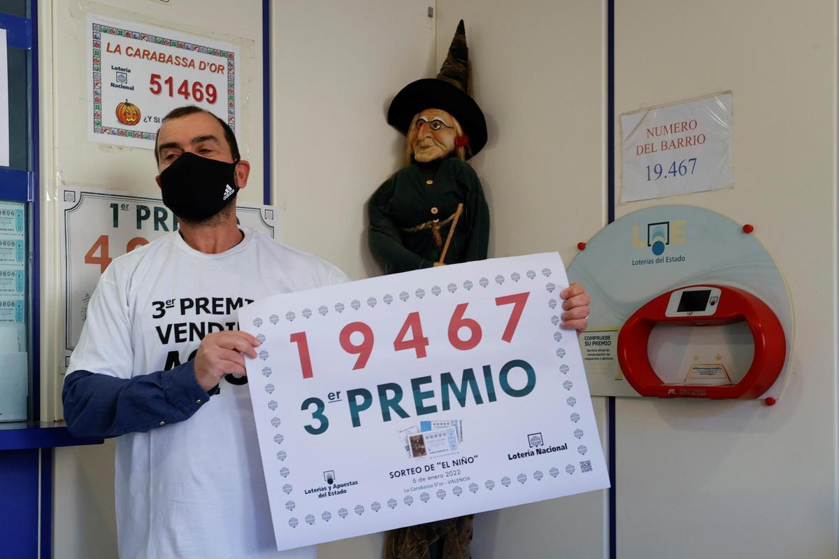 Celebraciones del tercer premio del sorteo de la Lotería del Niño.