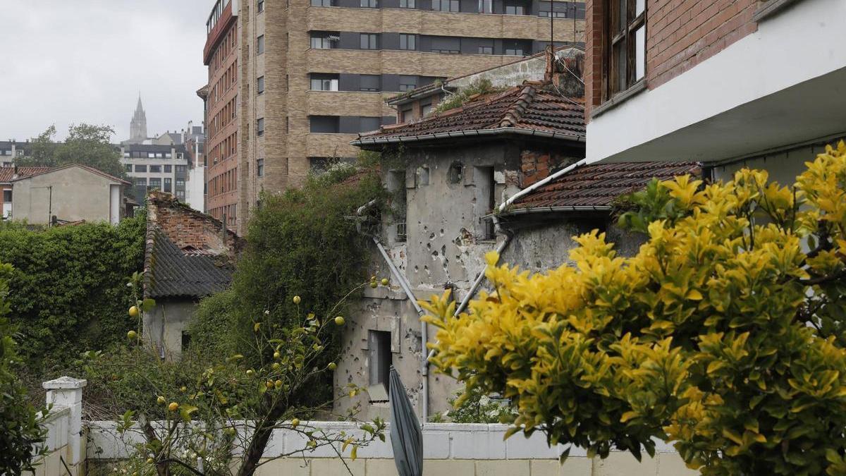 Casas en la calle Rayo con la Catedral de fondo.
