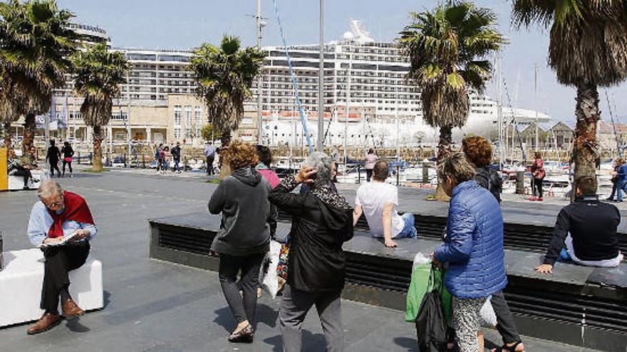 Cruceristas del &quot;MSC Preziosa&quot; paseando ayer por el entorno de la Estación Marítima.   // Alba Villar