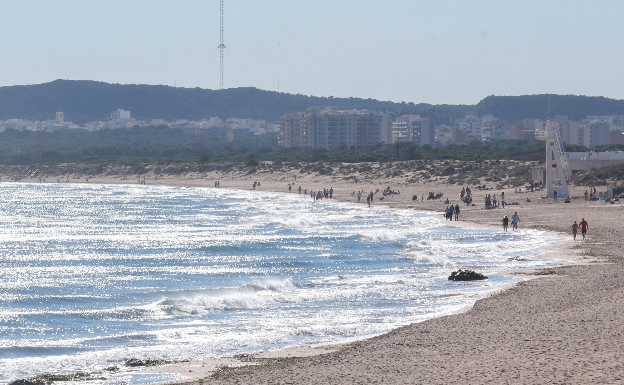 Jornada navideña playera en Elche. Numerosas personas disfrutan de las temperaturas de hasta 25 grados en la playa del Pinet en La Marina