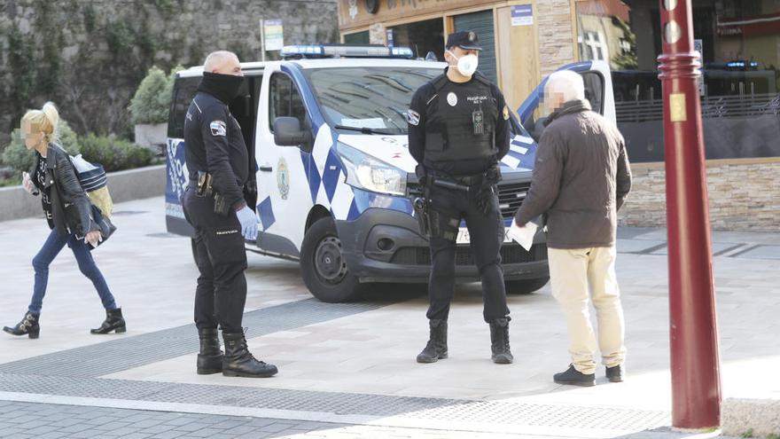 Agentes de la Policía Local, ayer por la tarde en Sanjurjo Badía. // Ricardo Grobas