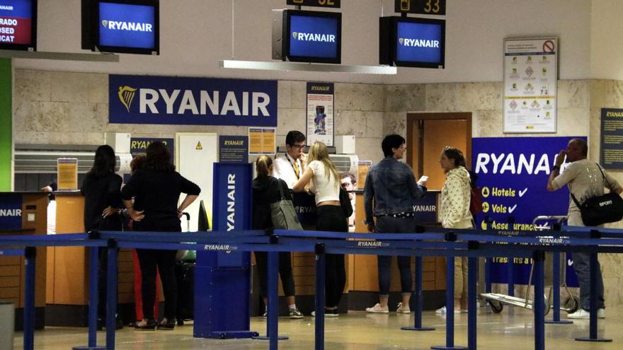 Passatgers davant del taulell de facturació de Ryanair a l&#039;aeroport de Girona, en una imatge d&#039;arxiu