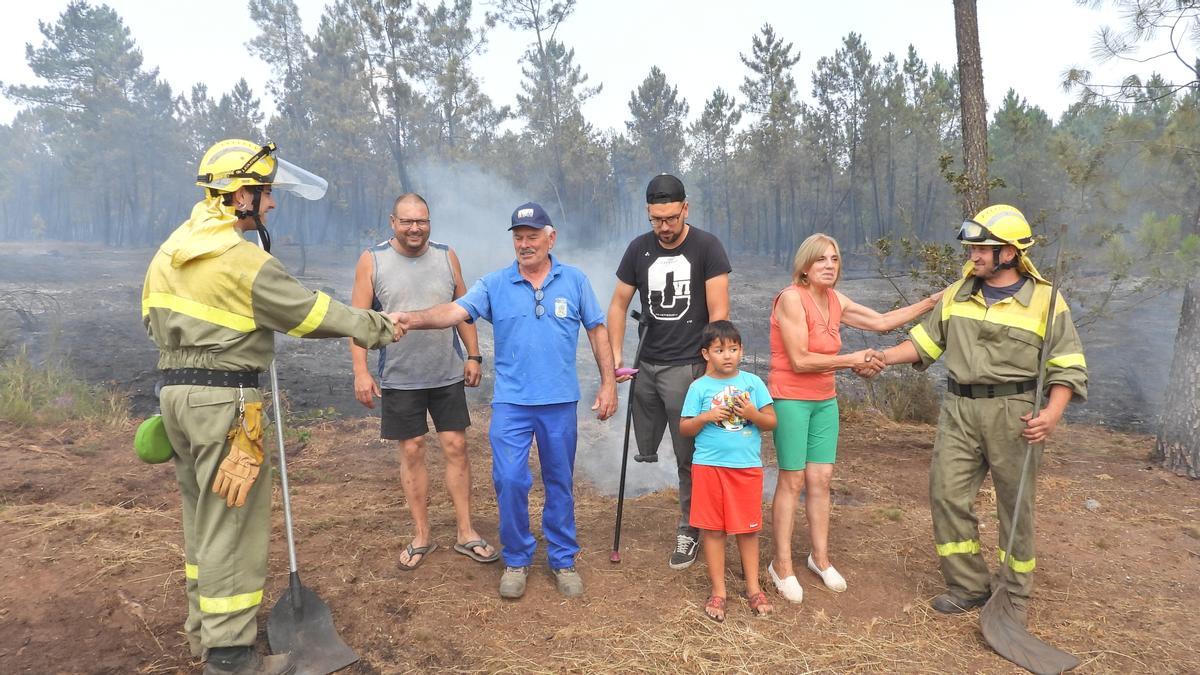 Vecinos de Os Pereiros, Cartelle, dando las gracias a una brigada.