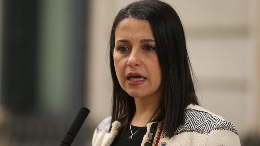 La líder de Cs, Inés Arrimadas, responde a los medios al mismo tiempo que se celebra una sesión plenaria, en el Congreso de los Diputados, a 24 de febrero de 2022, en Madrid (España).