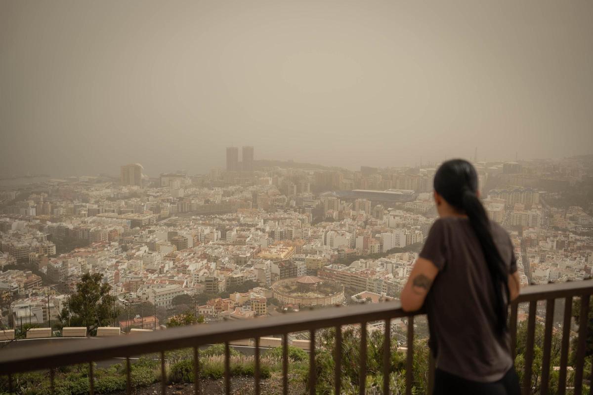 Santa Cruz de Tenerife oculta por la última calima del pasado mes de marzo