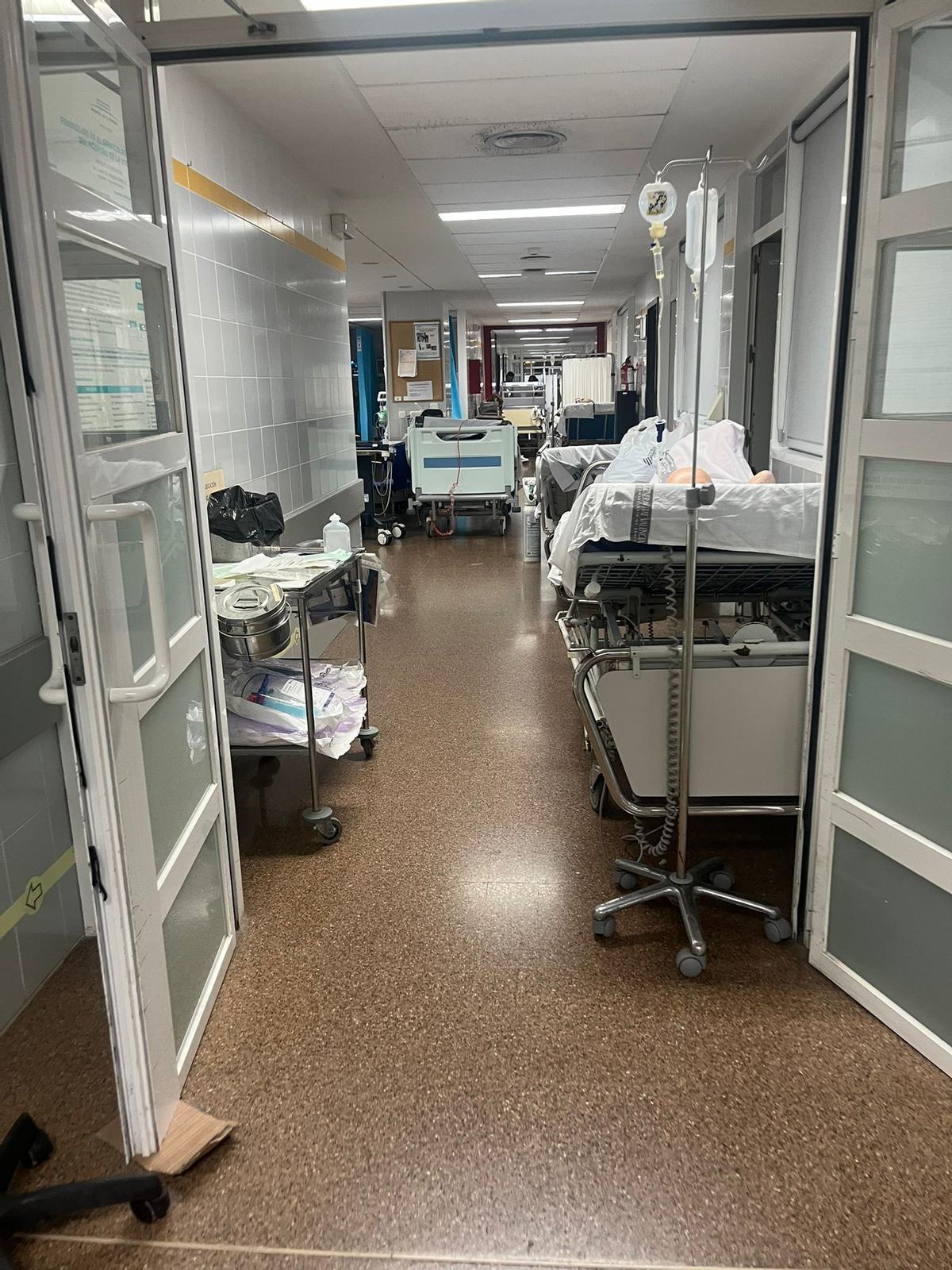 Varios pacientes en uno de los pasillos del Hospital de la Ribera.