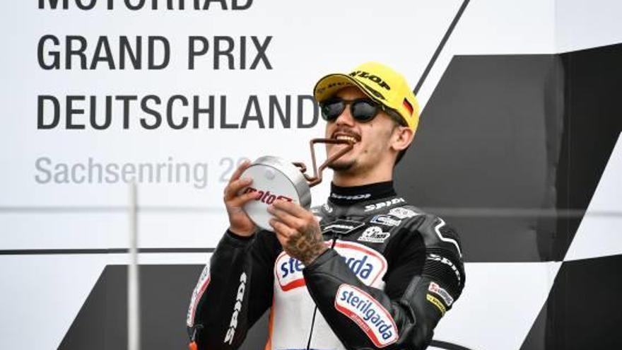 Canet celebra su último podio conseguido en Alemania.