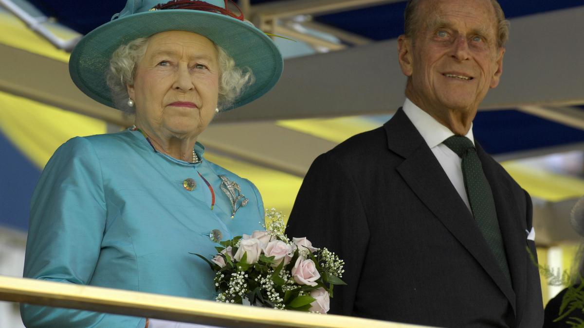 La reina Isabel II y su marido, Felipe de Edimburgo, en una foto de archivo..