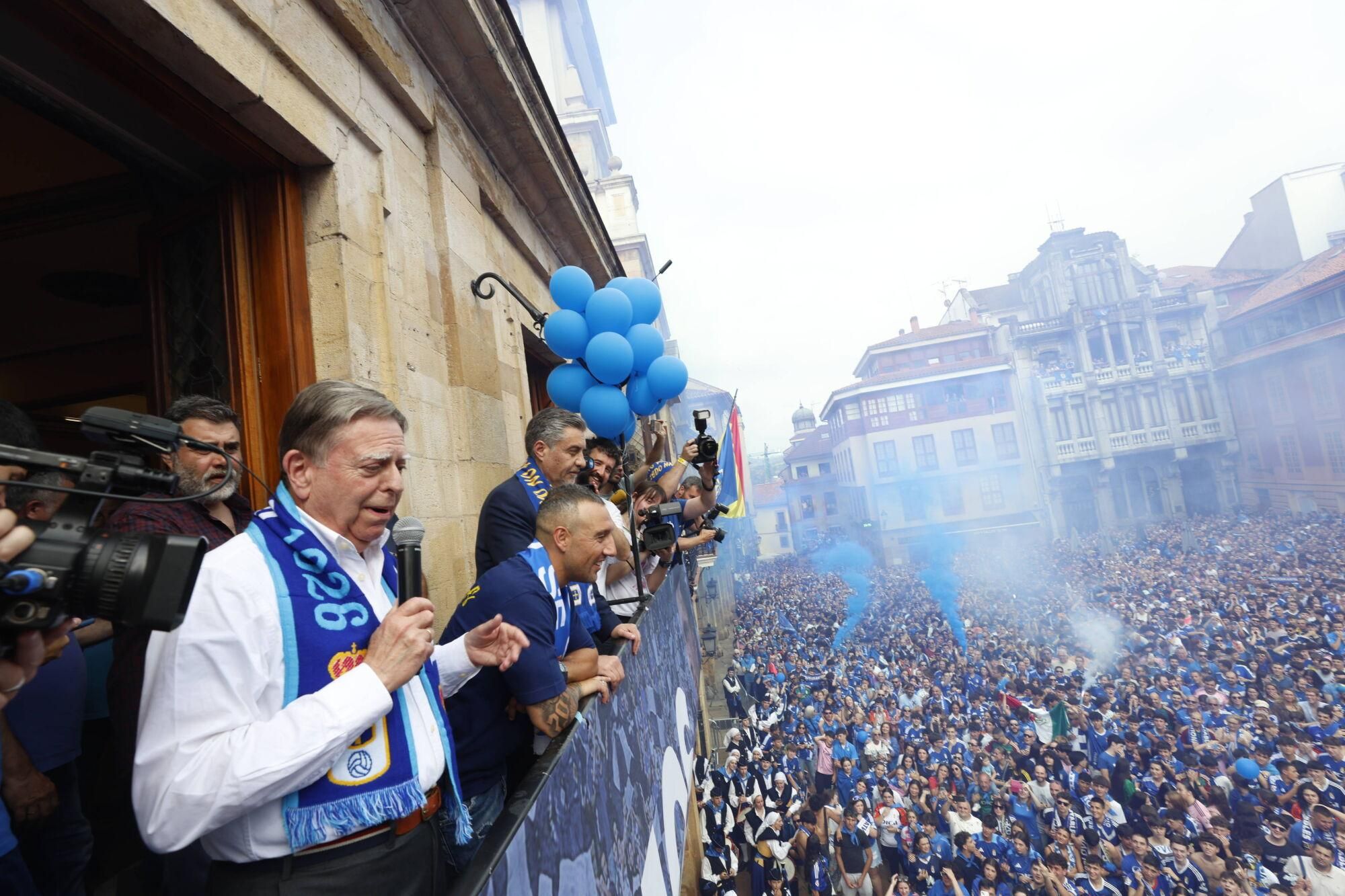 Locura azul en las calles de Oviedo para celebrar el ascenso del equipo a Primera División