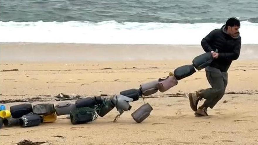 Hugo, de 'GH' y 'La Isla de las Tentaciones', hace un llamamiento para limpiar una playa de Bueu: «Verla así me revienta por dentro»