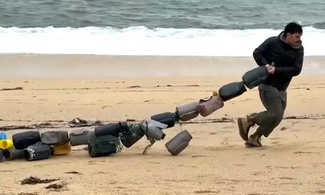 Llamamiento de un televisivo gallego para limpiar una playa de Bueu