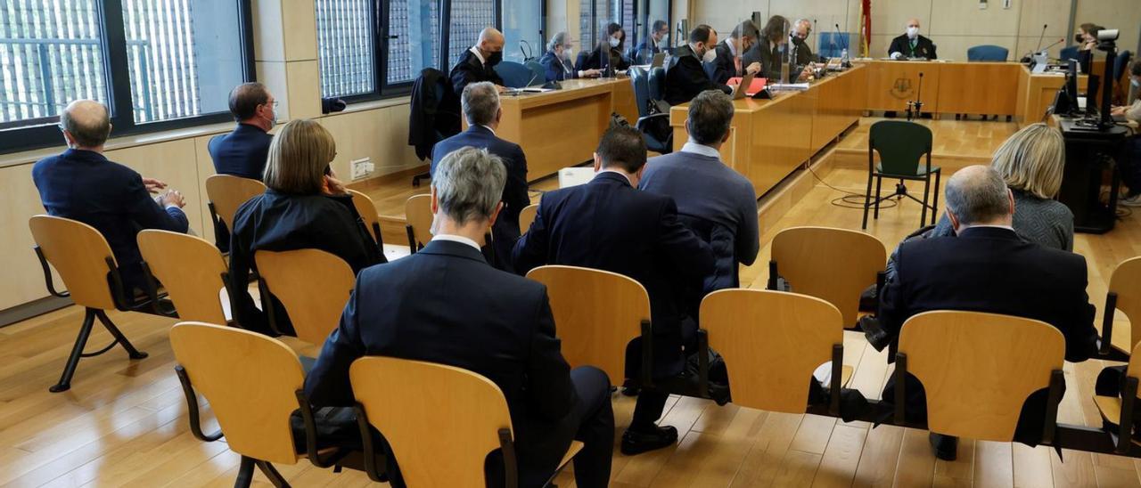 Los procesados ahora absueltos, el primer día de juicio. | EFE/EMILIO NARANJO