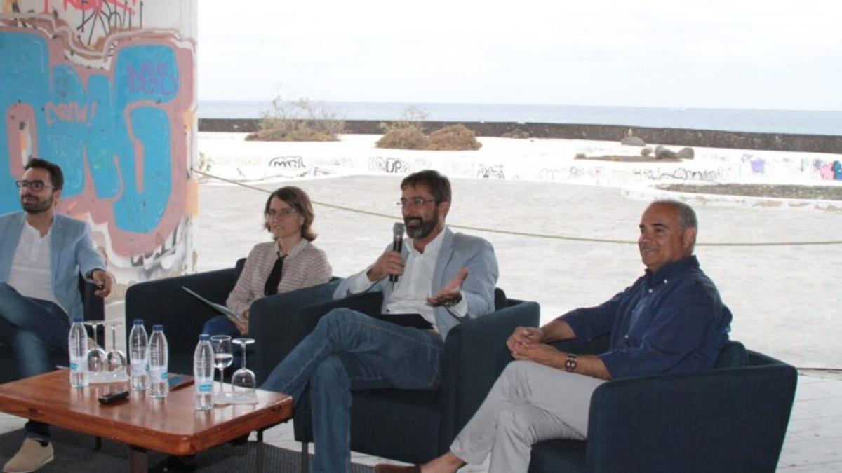 Echedey Eugenio, Eva de Anta, Pedro San Ginés y Rafael Juan Robayna en el Islote de la Fermina, aún sin restaurar.