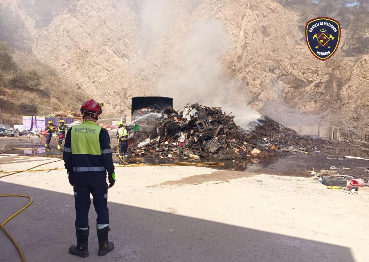 Restos del incendio en la planta de reciclaje de Porreres