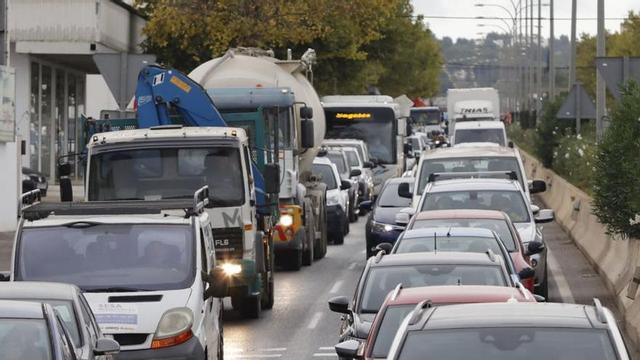 Atasco en la entrada de Eivissa, en la zona de sa Blanca Dona. | J.A. RIERA