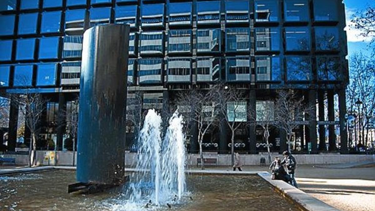 Obras de arte al aire libre Personaje de bronce Tiovivo circense Vecino ilustre Fuego en movimiento Acero femenino Hora tridimensional_MEDIA_3