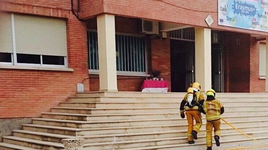 Los bomberos accediendo al colegio en el simulacro