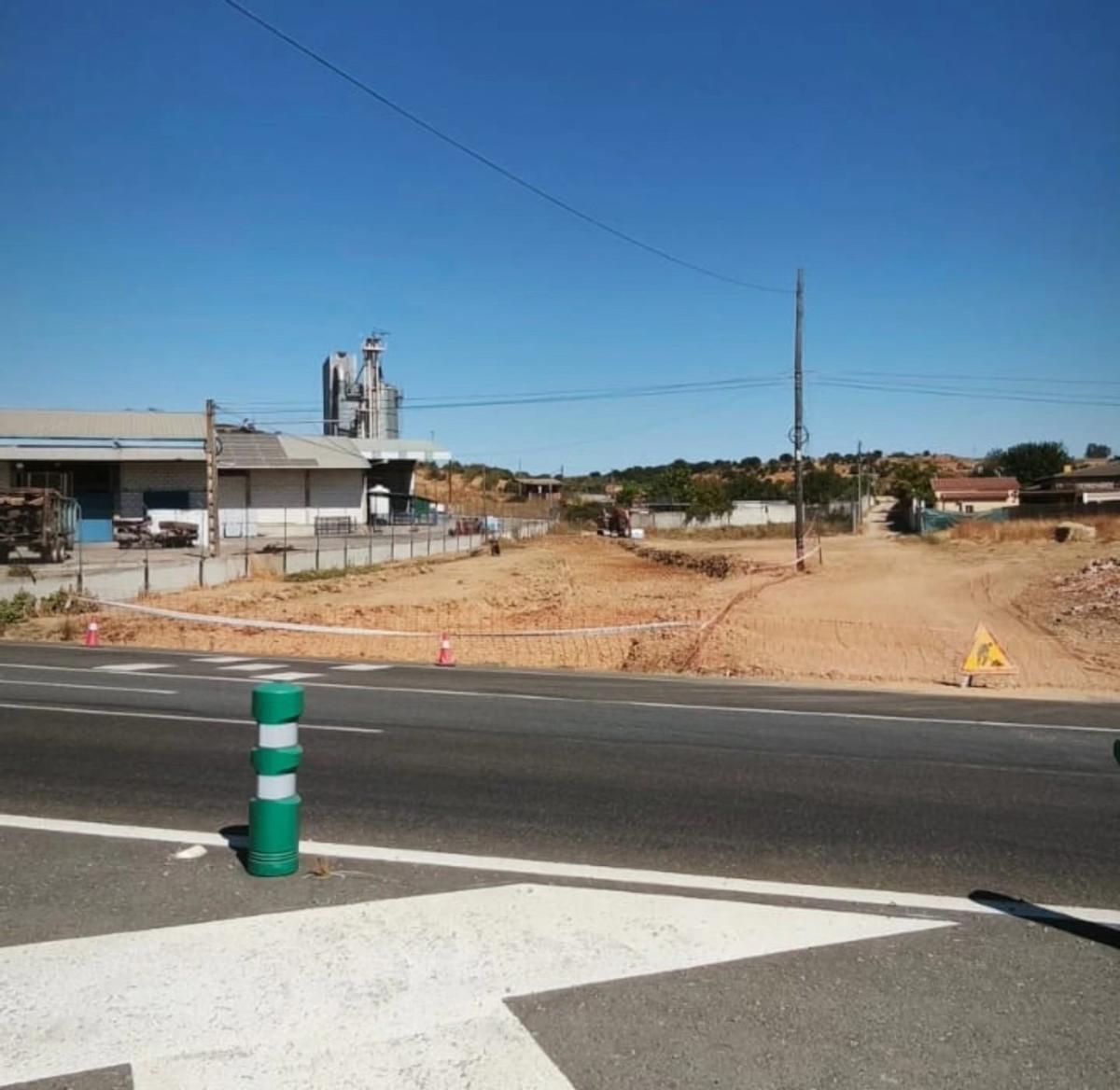Zona en la que se ejecutan las obras para la nueva rotonda en Coria.