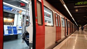 Hospitalet 13.10.2022. Sociedad. La línea roja del metro de Barcelona que cruza casi todos los barrios de Hospitalet en la estación de la Avenida Carrilet. Fotografía de Jordi Cotrina