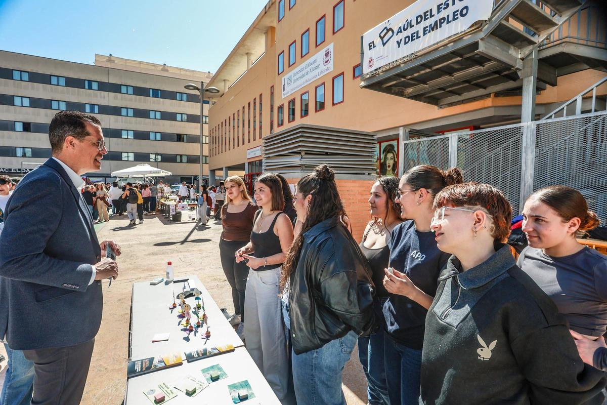 El alcalde habla con alumando participante en la iniciativa.