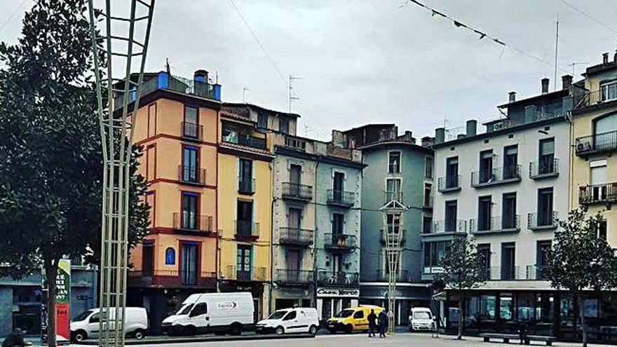 S&#039;elaborarà el projecte de millora de la plaça Major. A baix a l&#039;esquerra, un dels últims consells de barri dels veïns del nucli antic. A la dreta, una antiga botiga convertida en local d&#039;emprenedors.