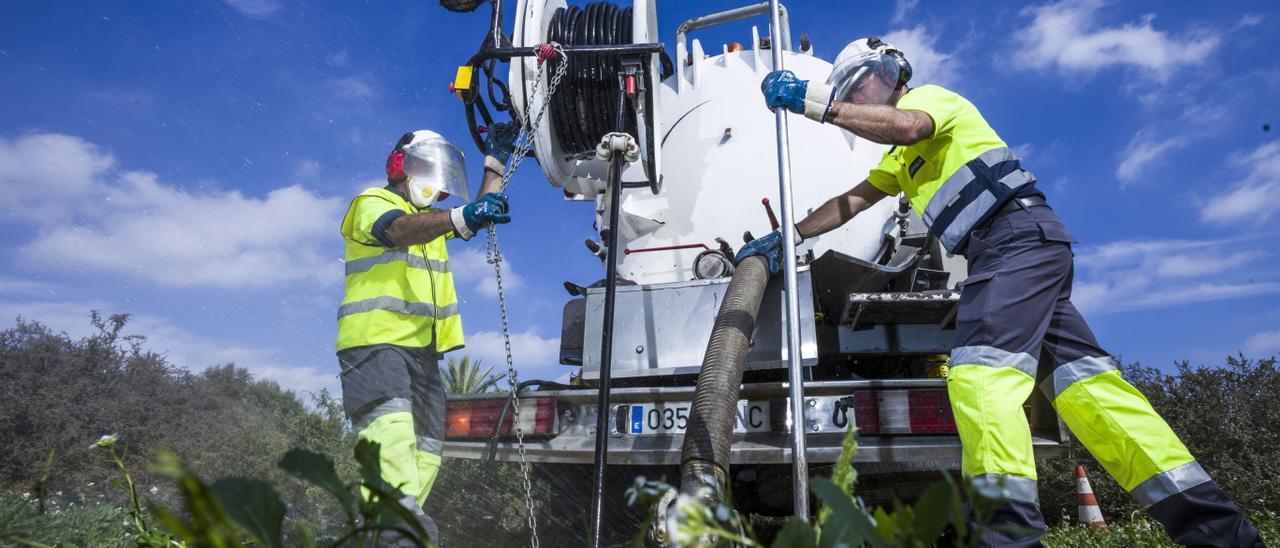 Técnicos de Hidraqua revisando las conduccciones