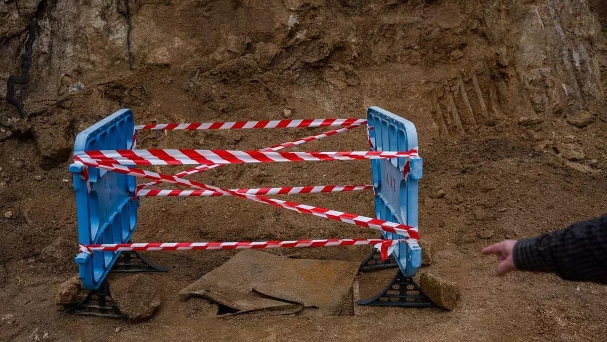 Urbanització Castellar dÍndies, a Sant Cebrià de Vallalta, amb deficiències urbanístiques: terrenys sense asfaltar o mal asfaltats, problemes denllumenat públic, despreniments i falta duna xarxa de clavegueram.