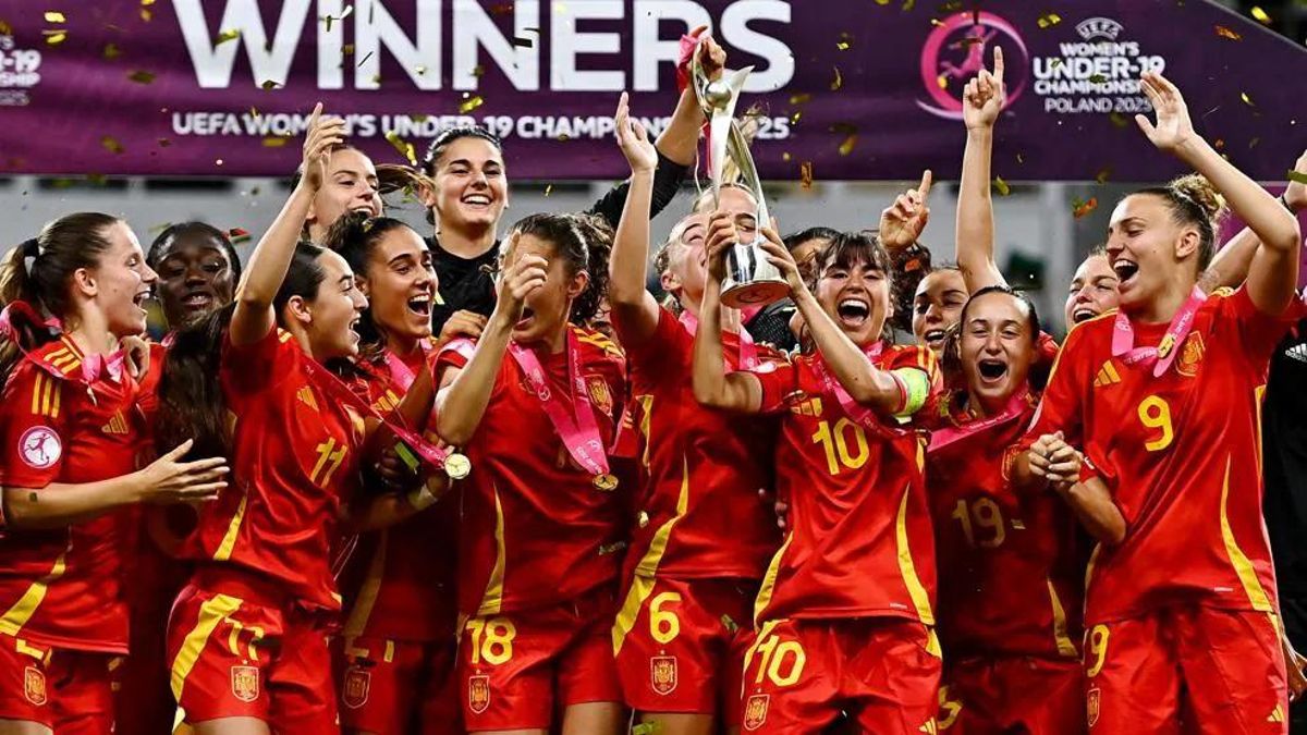 Las jugadoras de la selección española sub-19 celebran el título.