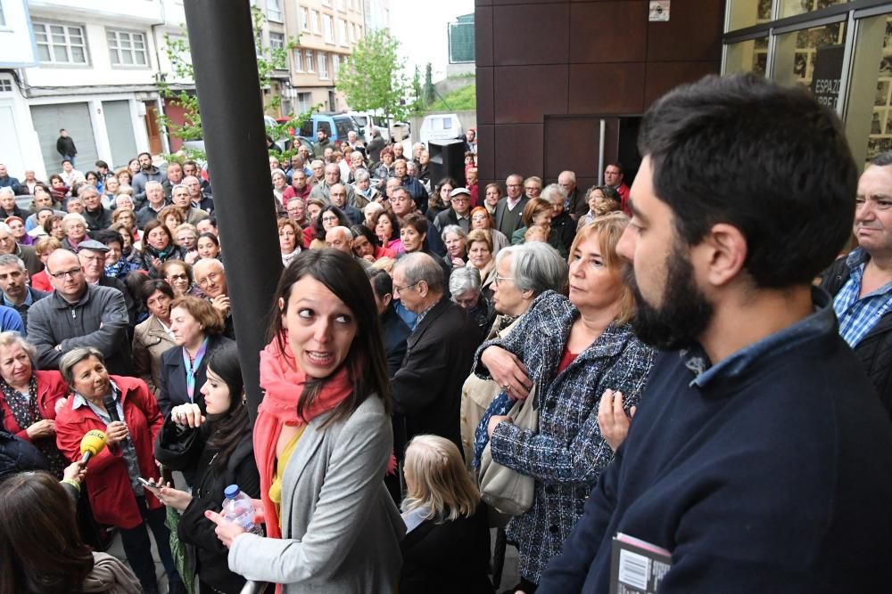 Asamblea de vecinos en el centro cívico de Eirís con Silvia Cameán y Xiao Varela