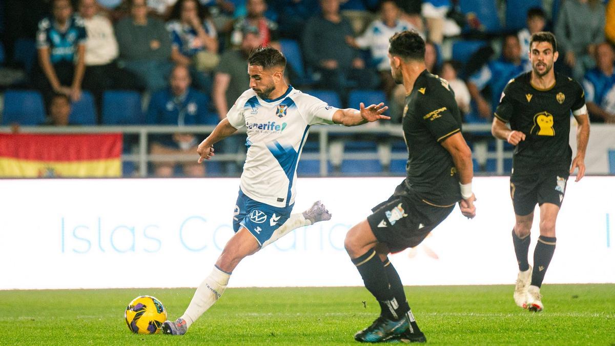 Jérémy Mellot y Alberto Jiménez en el partido entre Tenerife y Castellón