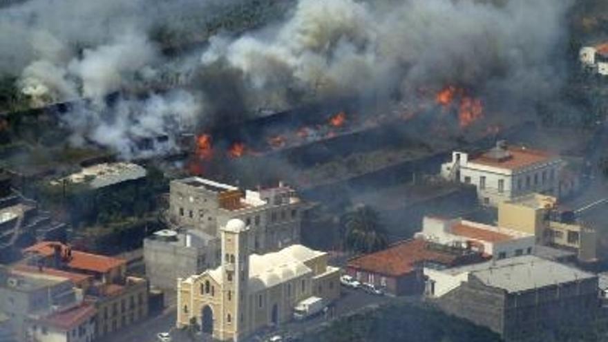 Vista de la localidad gomera de Hermigua, donde se ha declarado esta tarde un incendio, por el que entre 200 y 400 personas han tenido que refugiarse en la playa de esta localidad ante la cercanía con algunas viviendas.