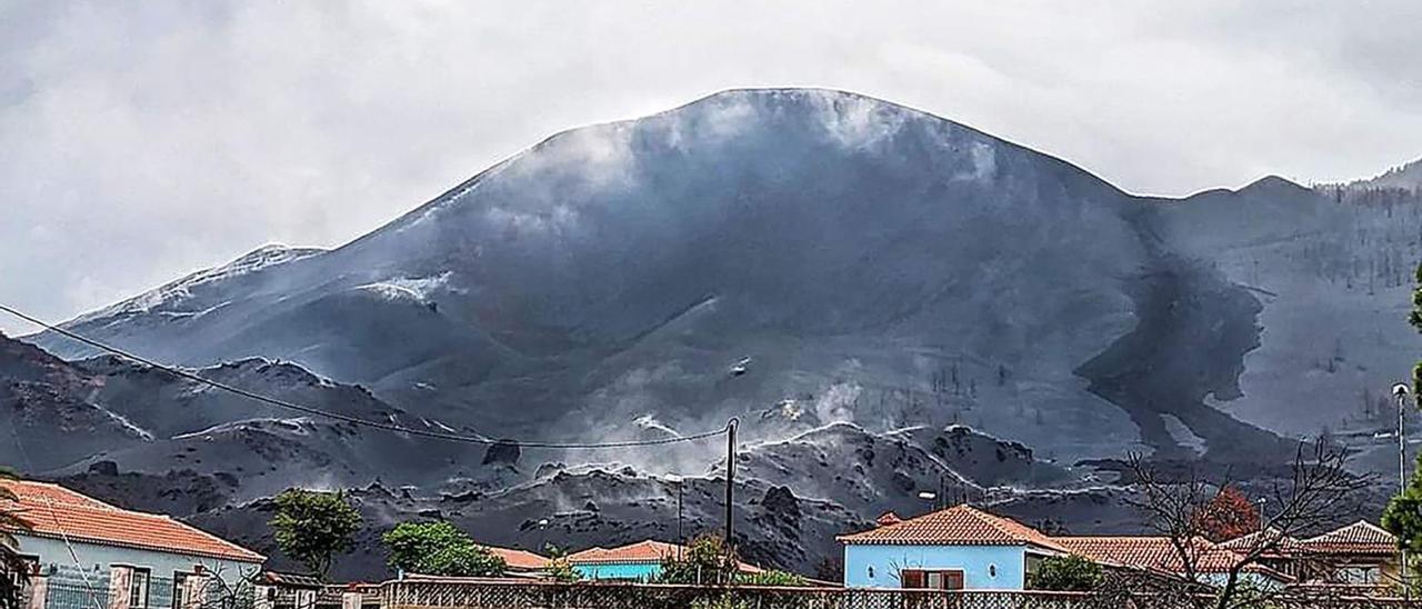 Panorámica del volcán de Tajogaite y de varias viviendas en las cercanías de las coladas de lava.