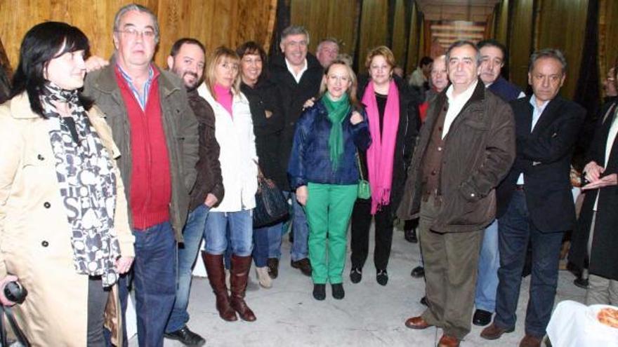 Integrantes de la Asociación de Hostelería y representantes municipales, anteanoche, en el lagar de Peñón.