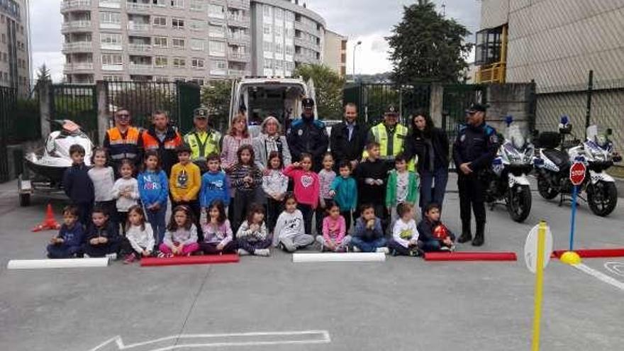 Alumnos y autoridades en la actividad vial en el Mestre Vide. // FdV