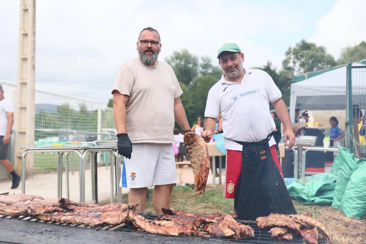 Por la izquierda, Benjamín González y David Suárez, cocinando las costillas y criollos.