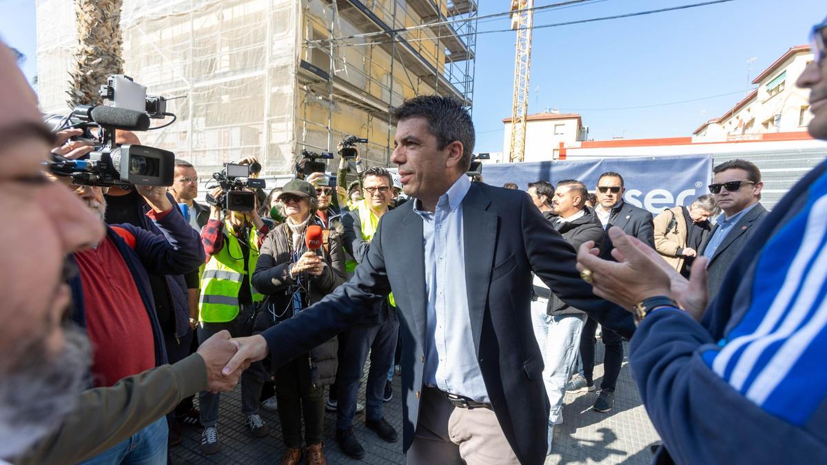 Mazón, durante la visita ayer de la rehabilitación de viviendas de la Generalitat en el barrio alicantino Miguel Hernandez.