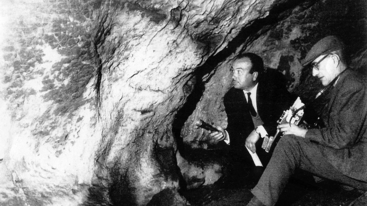 Fotografia historica de Carlos Callejo con Antonio Máquez en el interior de la cueva de Maltravieso.