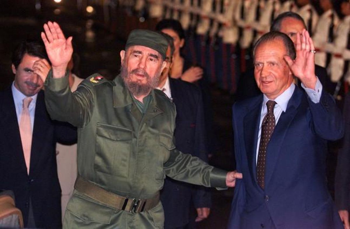 Fidel Castro rep a l’aeroport de l’Havana el rei Joan Carles, el novembre de 1999.