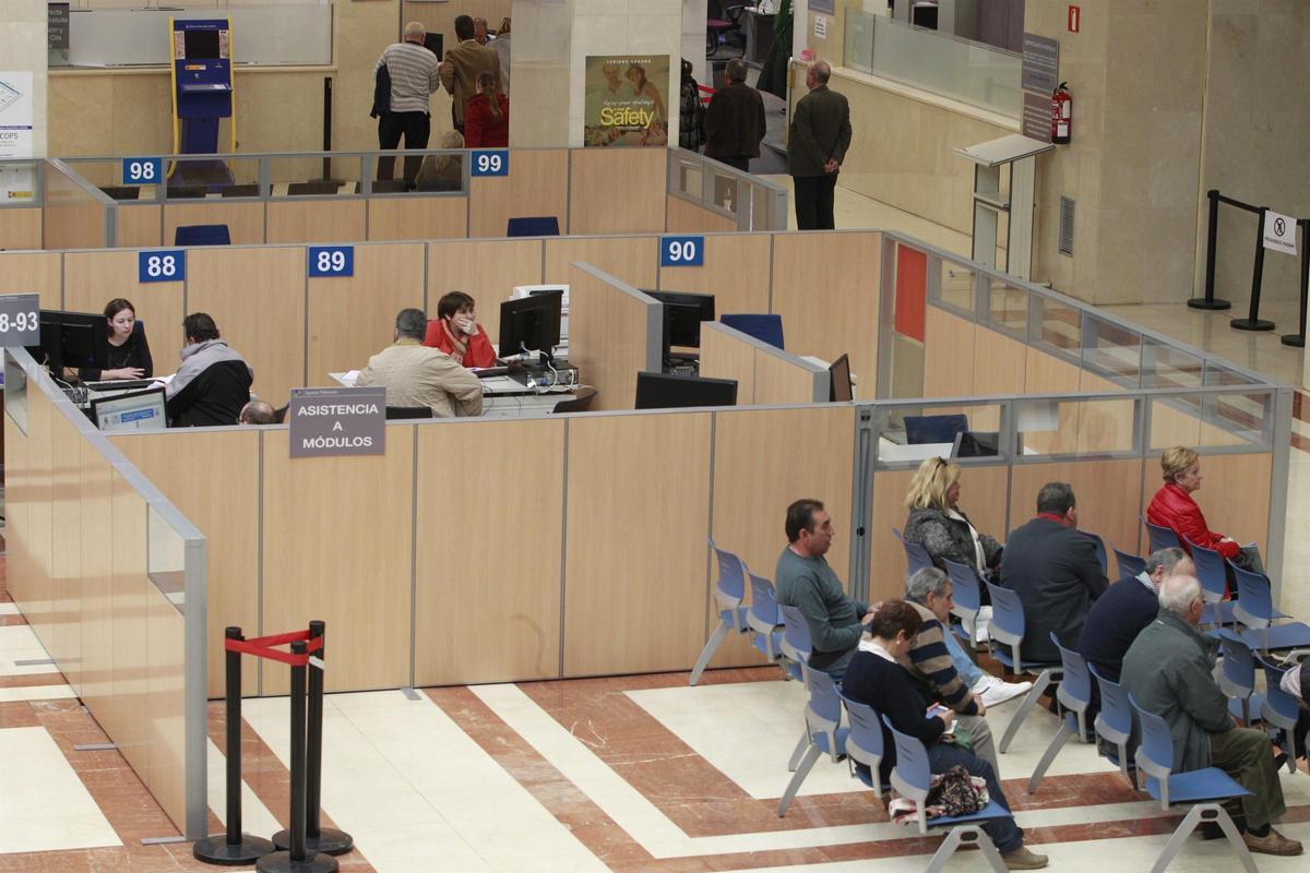 Funcionarios atienden a ciudadanos en una delegación de Hacienda